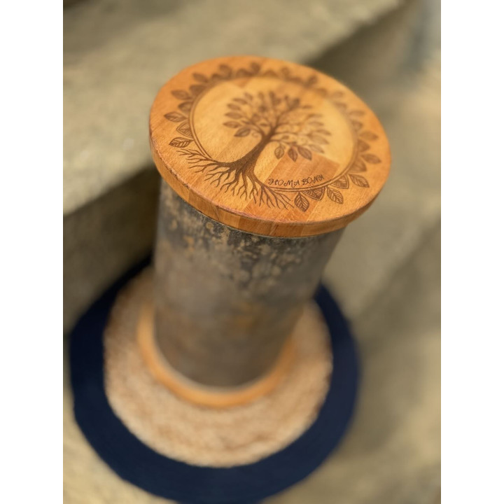Additional decoration of the wide rain column: 'decorative engraving' on the caps
