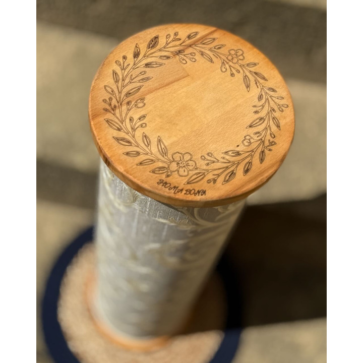 Additional decoration of the wide rain column: 'decorative engraving' on the caps